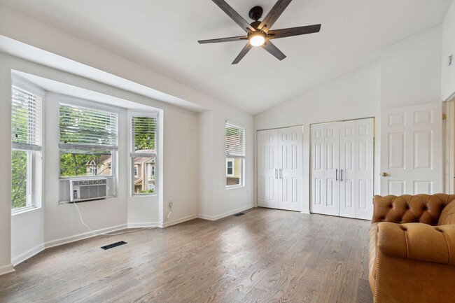 Building Photo - Really Cool, Spacious 3br Townhome with De...