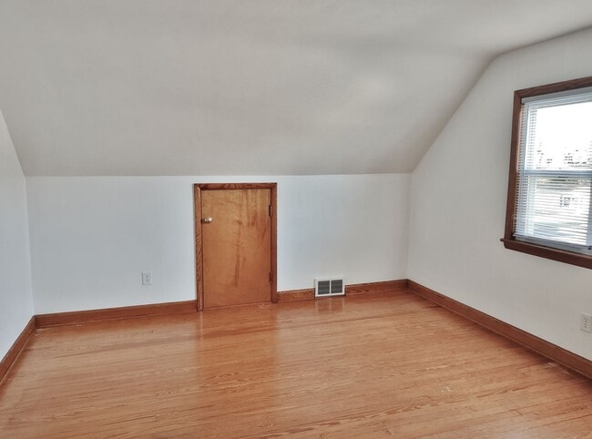 Building Photo - 4 Bed / 2 Bath Single Family Home