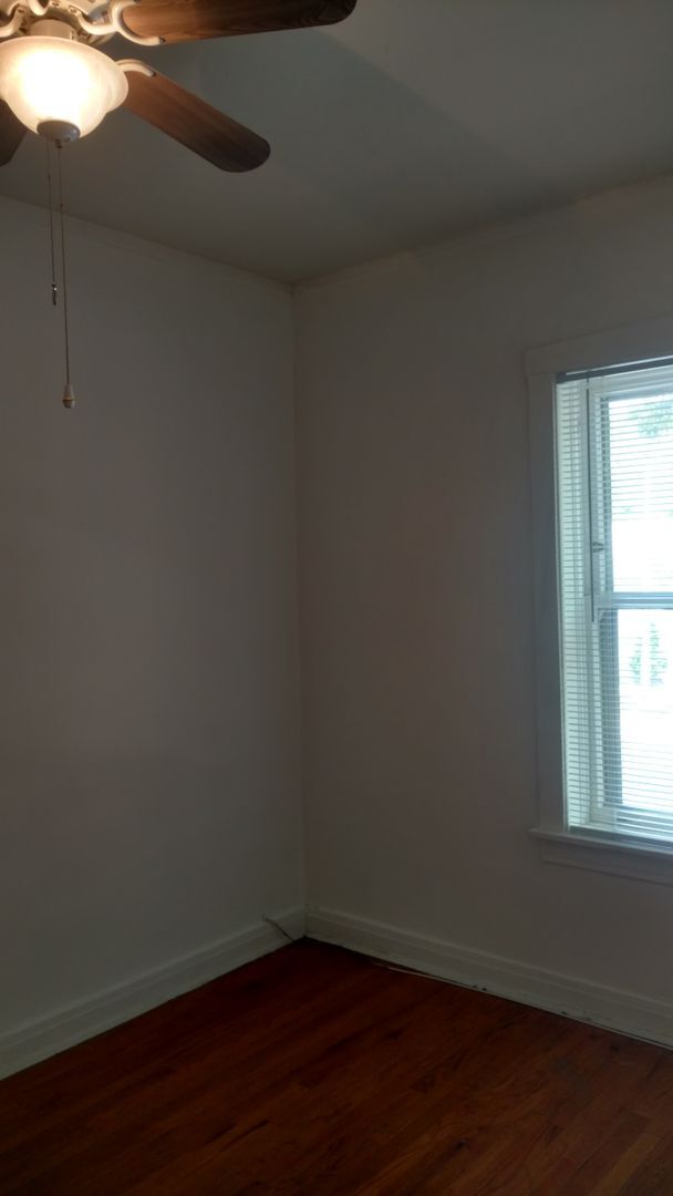 Building Photo - Charming Roscoe Village 1 Bedroom - Recently redone bathroom! Refinished hardwood floors!