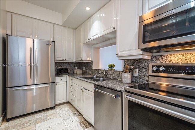 Building Photo - 888 Brickell Key Dr