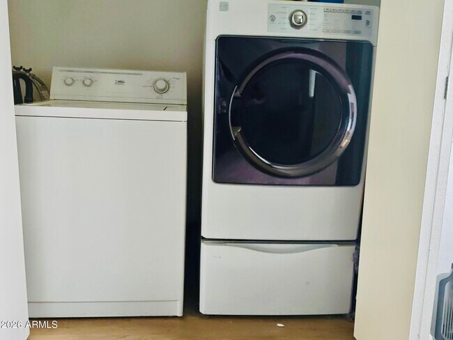 Building Photo - 2012 E Howe Ave