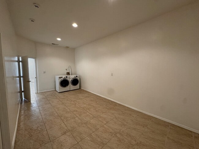 Building Photo - 4629 Spanish Sun Ave NE