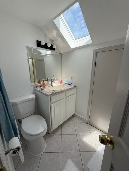 Room 1 - 2025 N Stafford St