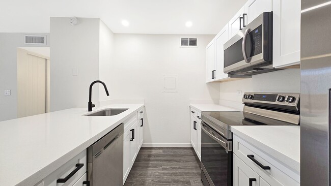 Building Photo - Pleasant 2b/2ba Condo in Wonderful South S...