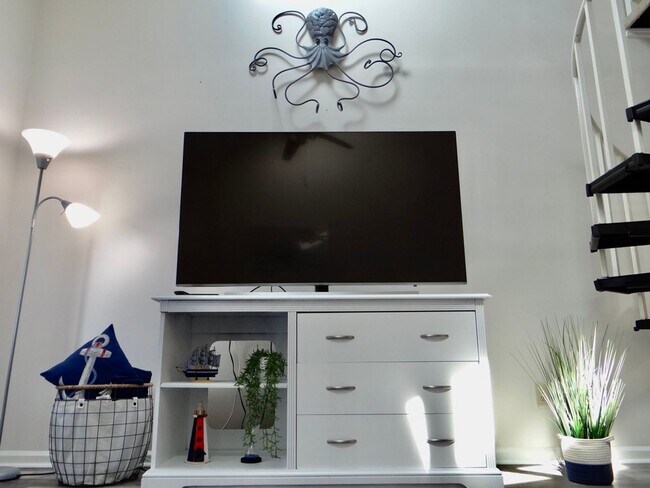 Building Photo - Beautifully Remodeled and Furnished Rental...