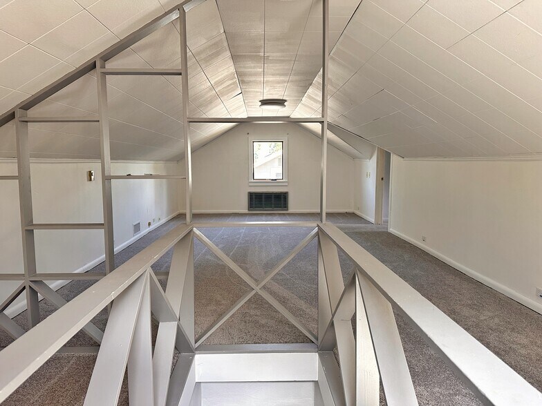 Upstairs bedroom - 6605 N Fenwick Ave