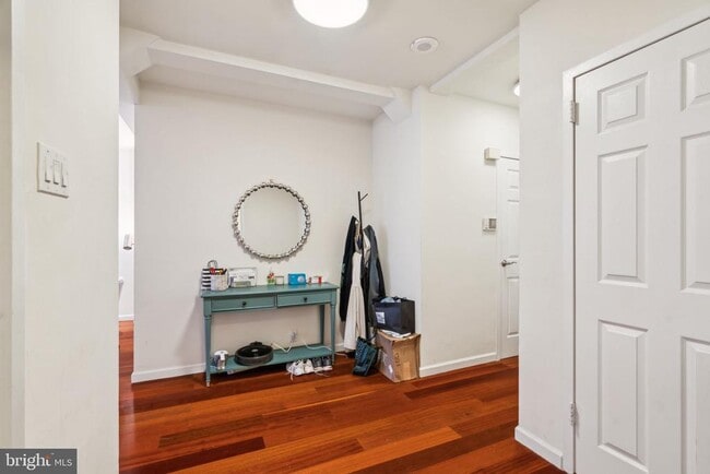 Building Photo - 220 W Rittenhouse Square