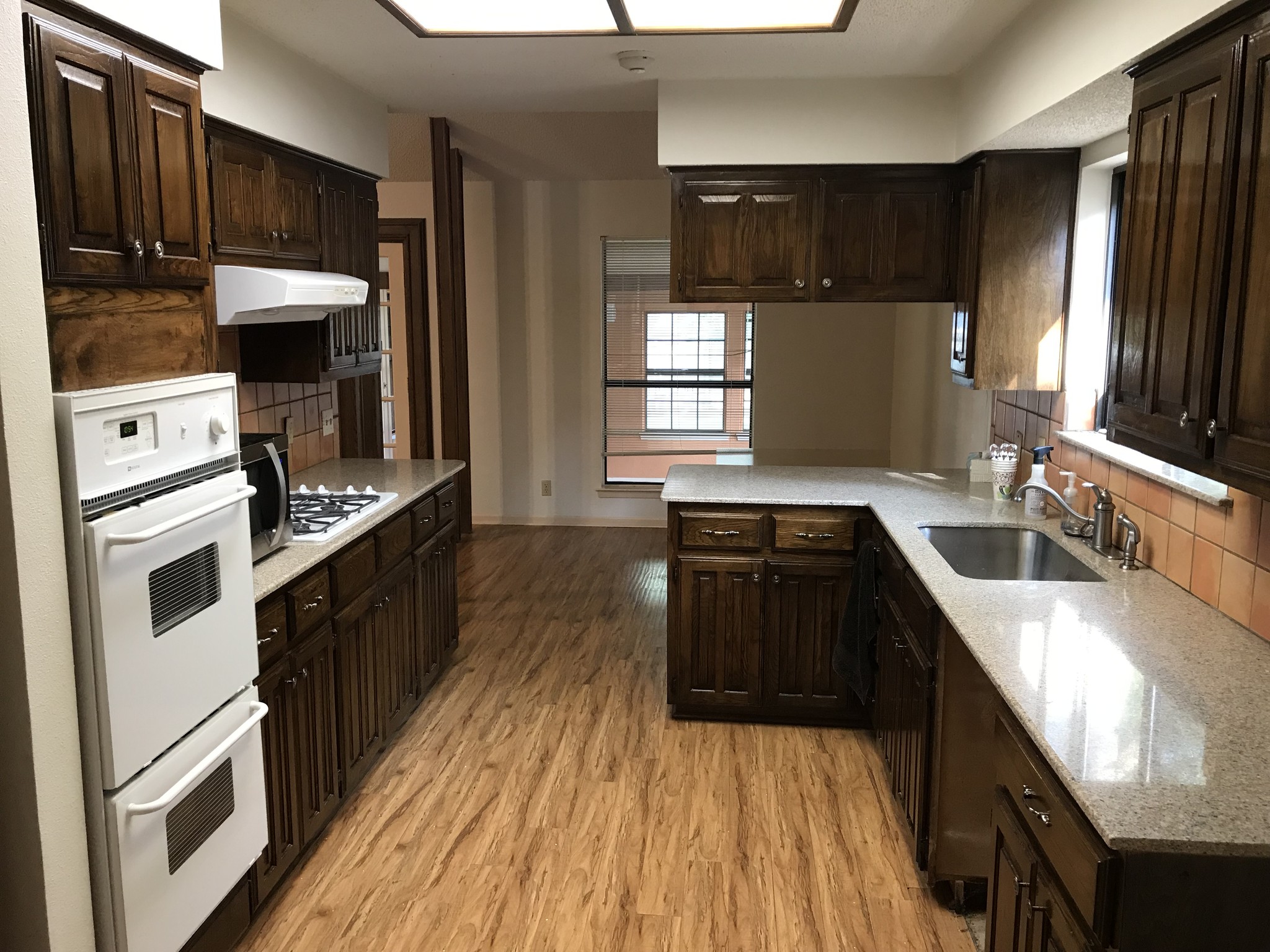 Kitchen - 11203 Oak View Dr
