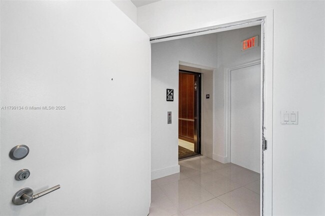 Building Photo - 2020 N Bayshore Dr