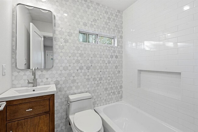 Building Photo - 827 Gullett St