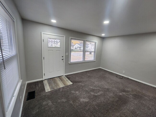 Building Photo - Freshly painted 2 bedroom 1 bath with a detached garage!