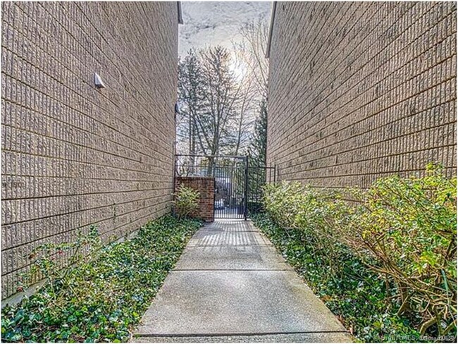 Building Photo - 181 Loomis Dr