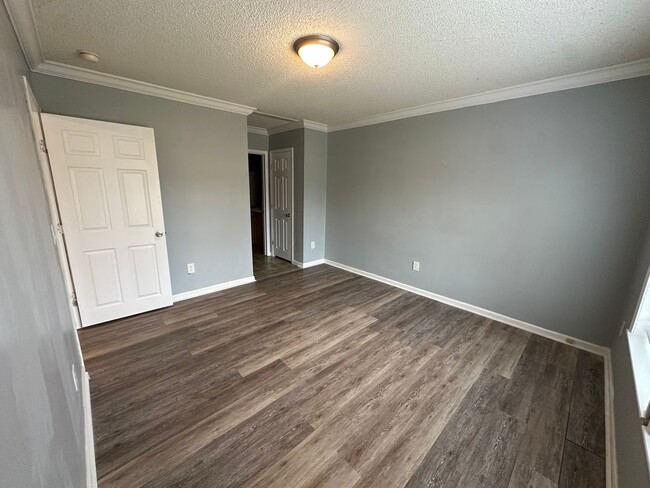 Building Photo - Three bed, two full bath! Single level in ...