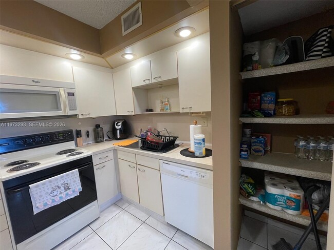 Building Photo - 9010 SW 125th Ave