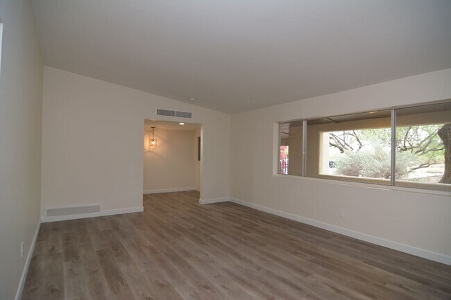 Building Photo - Well Maintained 3 Bedroom 2 Bath Home! Located in a Desirable North Tucson Location! Short Term R...