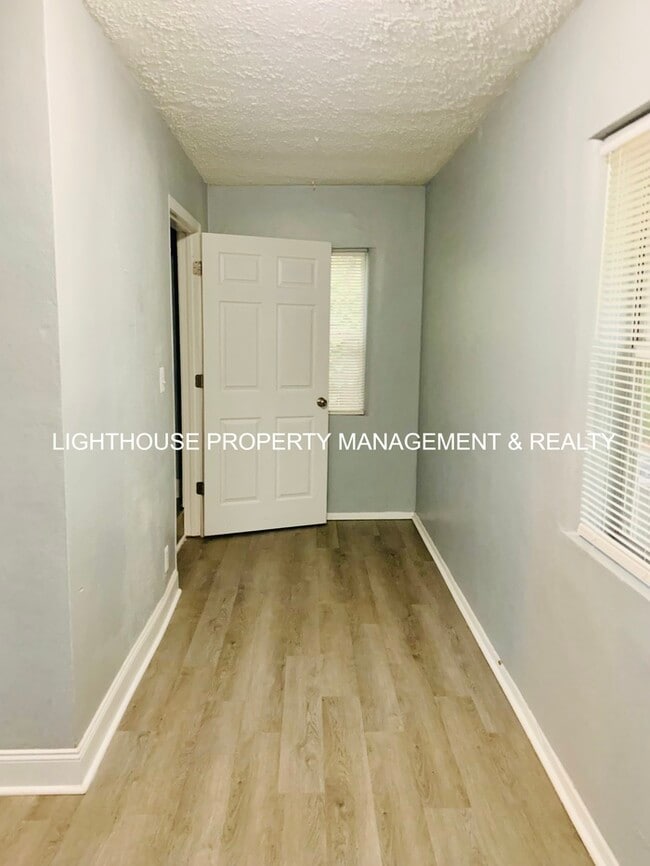 Building Photo - Cozy 2 Bed/1 Bath Home with Fenced Yard!