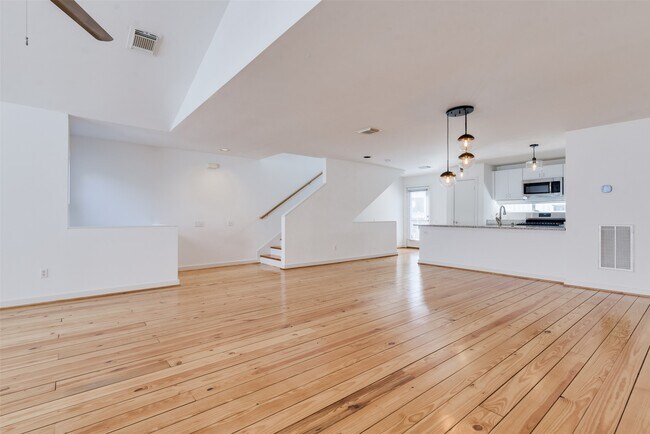 Building Photo - 1637 Tuam St