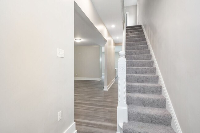 Building Photo - Beautiful Fully Renovated 4 Bedroom Home In The West End.  Available July!