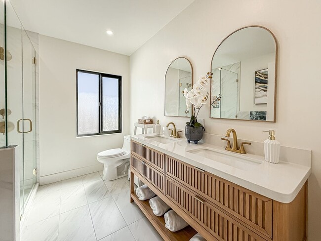 Building Photo - Upgraded 3+2 w/pool, gourmet kitchen + family room!