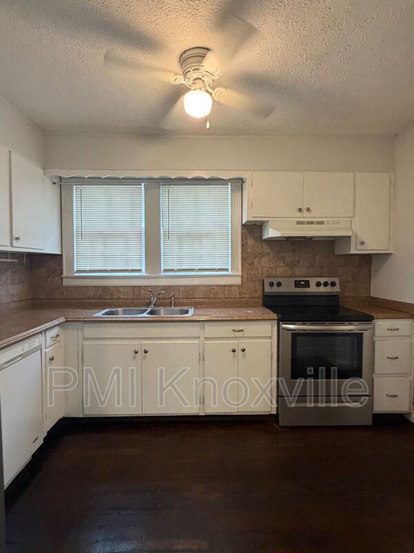 Building Photo - 4032 Walker Blvd