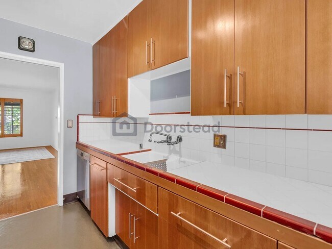 Building Photo - 1615 N Laurel Ave