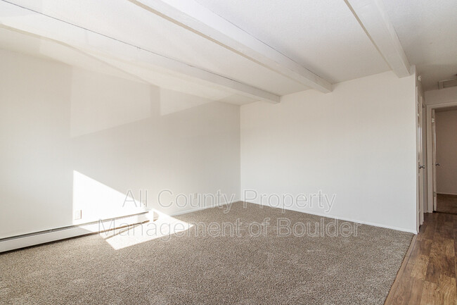 Primary Photo - 832 S Bowen St