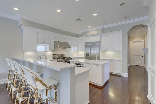 Building Photo - 425 NE 11th Ave