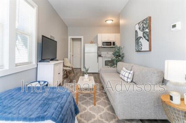Building Photo - 2831 N Kenwood Ave