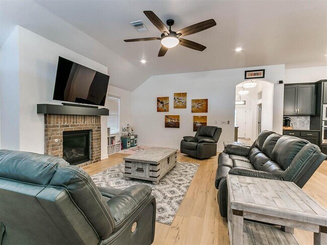 Building Photo - 16125 Buffalo Dr