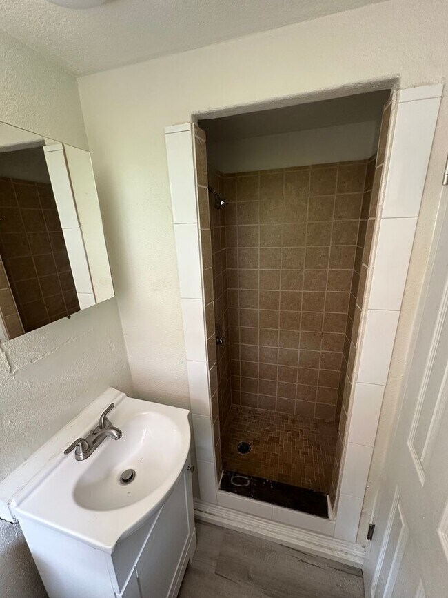 Building Photo - Newly Renovated Studio Apartment in the Heart of Waikiki!!!