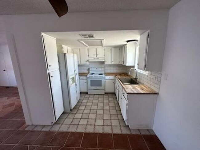 Building Photo - Well-maintained 2-bedroom, 1-bath home located near the 29 Palms Marine Base and Tortoise Rock Ca...
