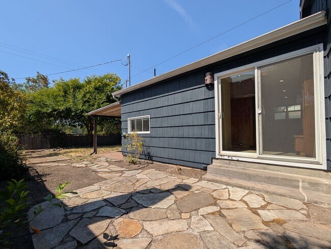 Building Photo - 890 E 29th Ave