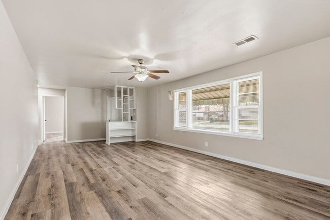 Building Photo - 3 bedroom 1 bath 1 car garage- newly renovated!