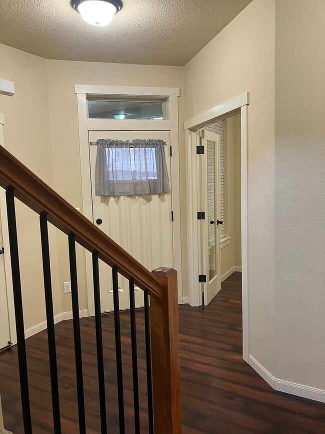 Building Photo - Beautiful Craftsman Style Home in Felida - 3 Bedroom/2.5 Bath - Available for showing on 3/30!