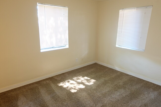 Building Photo - 512-512 1/2 Vassar Dr SE