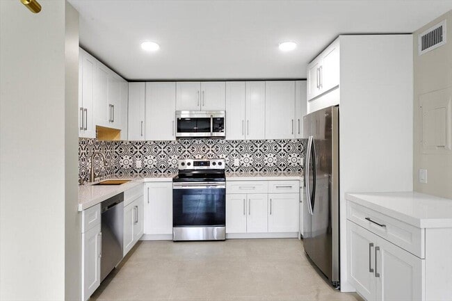 Building Photo - 700 Waterside Dr