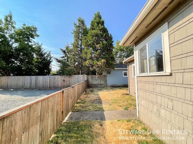 Building Photo - 1745 Olive St