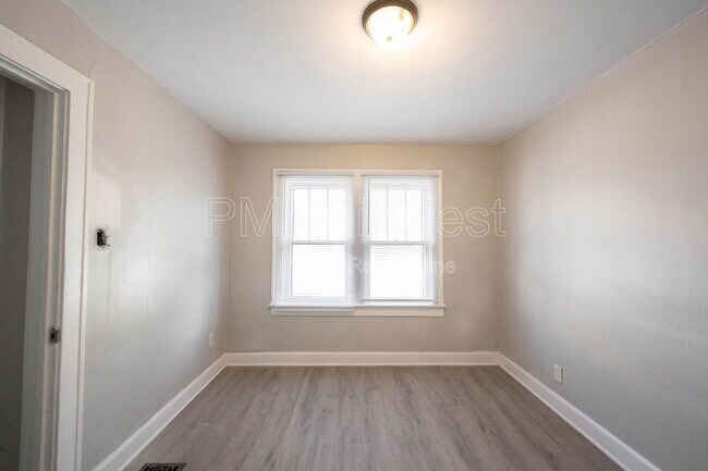 Building Photo - 915 N Drexel Ave