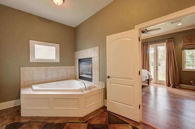 Building Photo - 3786 Rosedale Dr