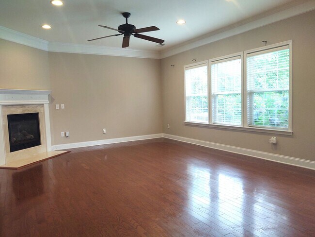 Building Photo - Beautiful Home located in the Hamilton Lak...