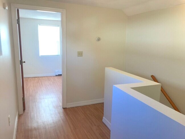 Building Photo - 144 Thorndike St