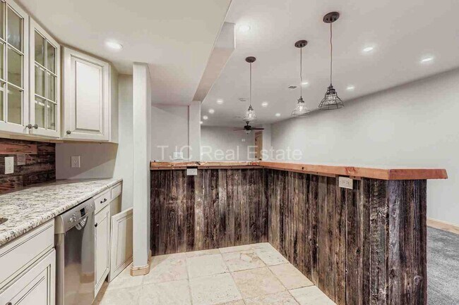 Building Photo - 5260 Wyandot St