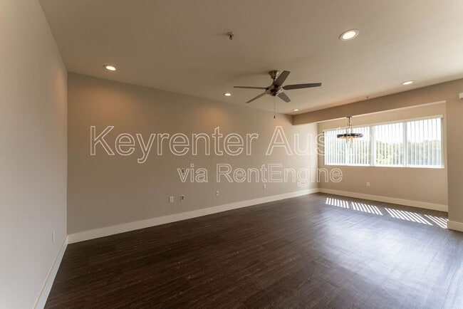 Building Photo - 604 N Bluff Dr