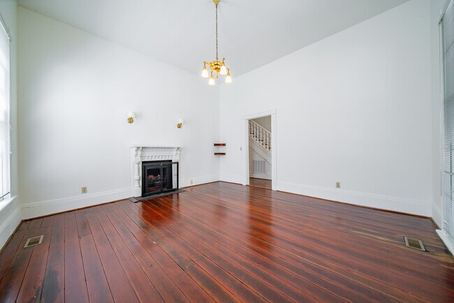 Building Photo - 106 7th St