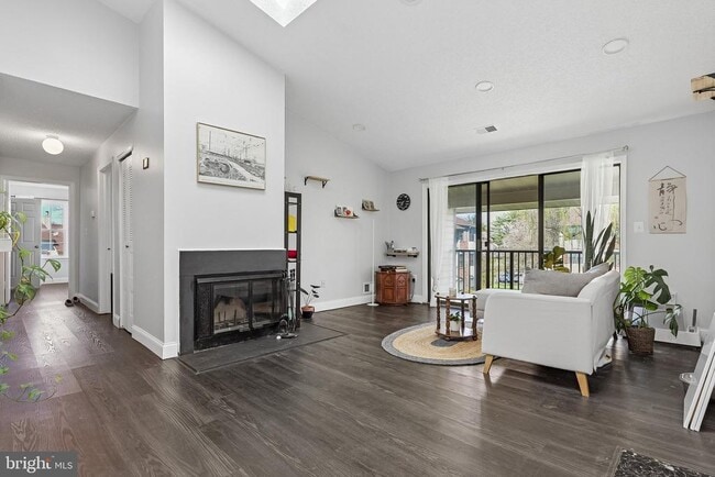 Building Photo - 11 Poillon Ct