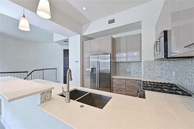 Building Photo - 221 Cosmopolitan Ct