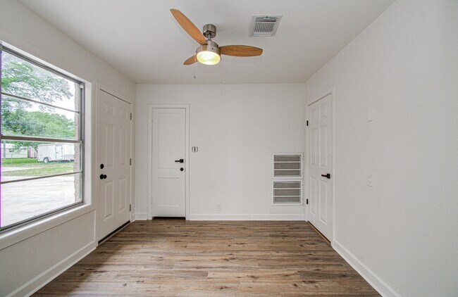Building Photo - 709 S McCarty Ave
