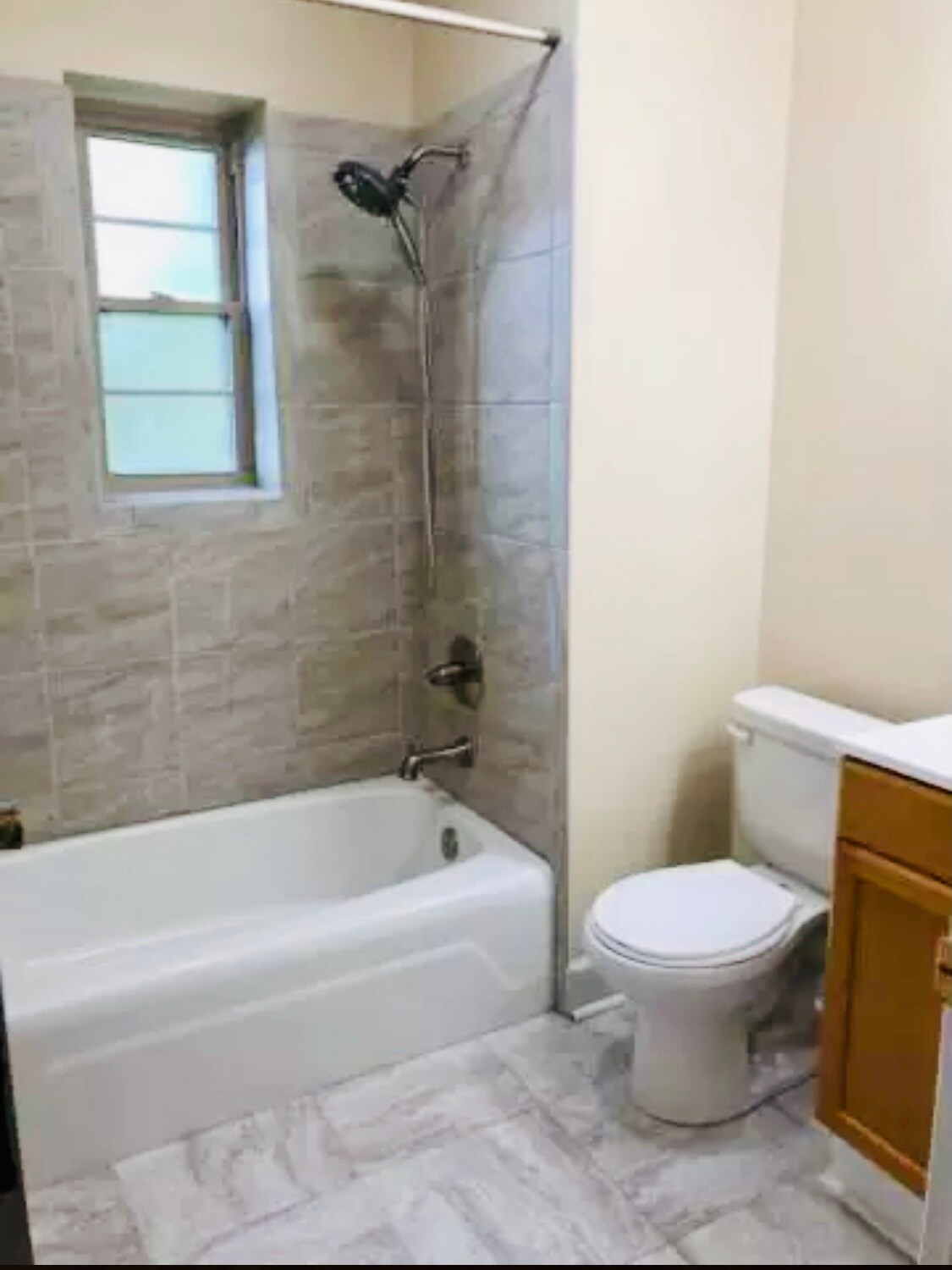 Second story full bathroom - 1149 Cooper Dr