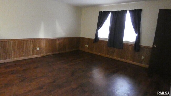 Building Photo - 1513 Sara Ln