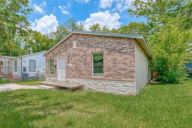 Building Photo - 8605 Dosia St